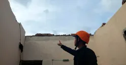 Kondisi rumah rusak akibat diterpa angin puting beliung di wilayah Kelurahan Padasuka, Kota Cimahi, Senin 13 Oktober 2025. (Sumber: POSKOTA | Foto: Gatot Poedji Utomo)