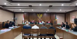 Empat terdakwa kasus importasi gula sedang mendengarkan tuntutan dari JPU di Pengadilan Tipikor Jakpus, Senin, 13 Oktober 2025. (Sumber: Poskota/Ramot Sormin)