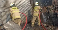 Sebanyak sepuluh kios di kawasan Ruko Mutiara Palem Raya, Cengkareng, Jakarta Barat, hangus terbakar, Senin, 13 Oktober 2025. (Sumber: Dok. Damkar)