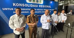 Kepala BGN bersama pimpinan dari tiga Provinsi menyampaikan keterangan pers usai konsolidasi tata kelola MBG di kawasan Sentul, Kabupaten Bogor. (Sumber: POSKOTA | Foto: Giffar Rivana)