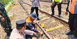 Petugas kepolisian Polsek Cikarang Barat bersama petugas keamanan PT KAI melakukan olah tempat kejadian perkara (TKP) pencurian kabel grounding oleh di jalur rel Cikarang–Tambun. (Sumber: Polsek Cikarang Barat)
