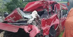 Kondisi minibus travel Daytrans yang ringsek usai menabrak bagian belakang truk di Tol Cipularang Purwakarta pada Senin, 13 Oktober 2025. (Sumber: Istimewa)