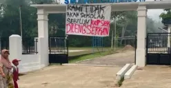 Spanduk terpampang di gerbang SMAN 1 Cimarga, Kabupaten Lebak. (Sumber: Dok. Warga)