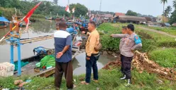 Sejumlah personel Polsek Carita, Pandeglang, bersama warga saat akan melakukan evakuasi korban tersambar petir. (Sumber: Dok. Polsek Carita)