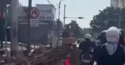 Proyek pembangunan saluran air mengakibatkan lalu lintas jadi padat di Jalan Pos Pengumben, Kembangan, Jakarta Barat. (Sumber: Istimewa)