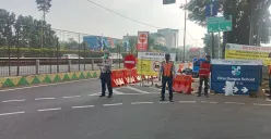 Jalan Arjuna Selatan arah Kemanggisan hanya bisa dilalui motor, sedangkan mobil dialihkan ke Jalan Panjang maupun Arjuna Utara, Jakarta Barat, Senin, 13 Oktober 2025. (Sumber: Dok. Polda Metro Jaya)