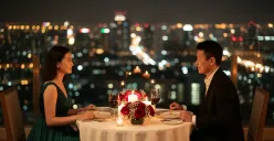 Hasil edit prompt Gemini AI foto pasangan untuk dinner romantis dengan view citylight di gedung tertinggi. (Sumber: Freepik)