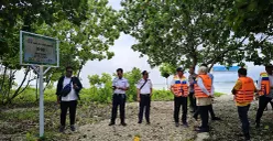 Jajaran ASDP saat meninjau ke Pulau Popole, Kabupaten Pandeglang. (Sumber: Dok Setda Pandeglang)