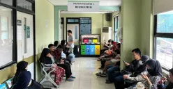 Masyarakat tengah berobat ke Puskesmas Kecamatan Palmerah, Jakarta Barat, Senin, 13 Oktober 2025. (Sumber: Poskota/Pandi Ramedhan)