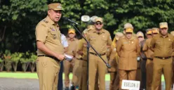 Wali Kota Bekasi, Tri Adhianto memimpin apel di Plaza Pemerintah Kota Bekasi, Senin, 13 Oktober 2025. (Sumber: Dok. Pemkot Bekasi)