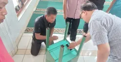 Petugas Polsek Pancoran Mas dibantu warga berhasil menangkap pencuri kotak emas di masjid. (Sumber: Polres Metro Depok)