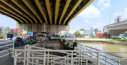 Kondisi lalu lintas di sekitar Kalimalang, Bekasi Selatan, terpantau ramai lancar meski diterapkan sistem contraflow arah Jakarta, Selasa, 14 Oktober 2025. (Sumber: POSKOTA | Foto: Nurpini Aulia Rapika)