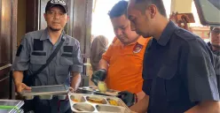 Tim Inafis Polres Cimahi memeriksa MBG di SMPN 1 Cisarua, Kabupaten Bandung Barat, Jawa Barat, Selasa, 14 Oktober 2025. (Sumber: Poskota/Gatot Poedji Utomo)