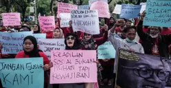 Sejumlah pedagang Pasar Barito yang tergabung dalam Solidaritas Usaha Rakyat Aliansi Barito Tolak Otoriter (Suara Barito) melakukan aksi di depan Balai Kota, Jakarta, Selasa, 14 Oktober 2025. (Sumber: Poskota/Bilal Nugraha Ginanjar)