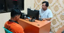 Seorang kuli bangunan berinisial SD saat menjalani pemeriksaan atas kasus pembobolan toko kelontong yang dilakukannya beberapa waktu lalu. (Sumber: Polres Serang)