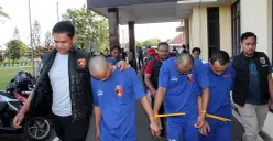 Tiga tersangka pelaku curat yang diringkus petugas Sat Reskrim Polres Purwakarta. (Sumber: POSKOTA | Foto: Dadan Sukmana)