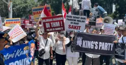 Massa berunjuk rasa di depan Gedung DPRD Jakarta, Gambir, Jakarta Pusat, Selasa, 14 Oktober 2025. (Sumber: Poskota/Pandi Ramedhan)
