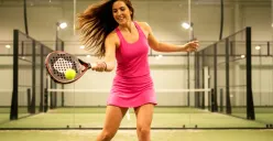 Ilustrasi foto olahraga padel buatan Gemini AI. (Sumber: Poskota/Gemini AI)