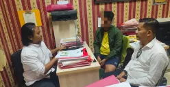 Tersangka SD oknum guru honorer saat menjalani pemeriksaan. (Sumber: Polres Serang)