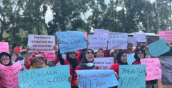 Puluhan pedagang Pasar Barito berunjuk rasa di depan Gedung Balai Kota DKI Jakarta, Selasa, 14 Oktober 2025 menolak direlokasi. (Sumber: Poskota/Pandi Ramedhan)