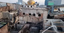 Sebanyak 20 rumah kontrakan dan musala di Jalan Sukarela RT 07 RW 08, Penjaringan, Jakarta Utara, terbakar pada Selasa, 14 Oktober 2025. (Sumber: Dok Gulkarmat Jakarta Utara)