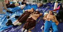 Kondisi paras siswi SMPN 1 Cisarua Kabupaten Barat, Jawa Barat, mendapat perawatan intensif seusai keracunan, Selasa, 14 Oktober 2025. (Sumber: Poskota/Gatot Poedji Utomo)
