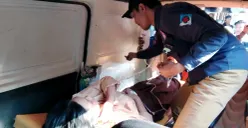 Salah seorang siswa SMPN1 Cisarua KBB saat hendak dibawa ke rumah sakit menggunakan ambulans. (Sumber: POSKOTA | Foto: Gatot Poedji Utomo)