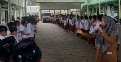Para siswa di Sekolah Malnu Menes, Kabupaten Pandeglang, menantikan kedatangan MBG. (Sumber: Dok. SPPG Bakti Mandiri)