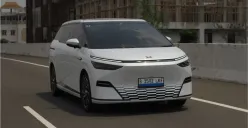 Mobil listrik Xpeng X9 dijajal di rute Jakarta-Bogor. (Sumber: Poskota/Erwan Hartawan)