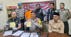 Kapolsek Babelan Kompol Wito dan jajarannya menunjukkan barang bukti hasil kejahatan pasutri pelaku aksi curanmor di Kampung Ujung Harapan, Selasa 14 Oktober 2025. (Sumber: POSKOTA | Foto: Nurpini Aulia Rapika)