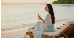 Hasil edit prompt Gemini AI foto sendiri lagi staycation di maldive. (Sumber: Freepik)