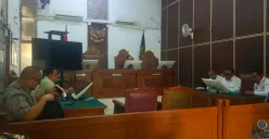 Sidang gugatan praperadilan yang diajukan tiga tersangka kasus dugaan penambangan tanpa izin yang melibatkan PT PMJ di PN Jaksel, Senin, 13 Oktober 2025. (Sumber: Istimewa)