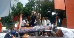 Ketua Komisi D DPRD DKI Jakarta, Yuke Yurike dan Anggota Komisi E, Chicha Koeswoyo didampingi Sekretaris DPRD, Augustinus berdialog langsung dengan pengunjuk rasa. (Sumber: Dok. DDJP)