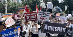 Massa yang tergabung dalam Gerakan Karyawan Hiburan Jakarta dan Asosiasi Pengusaha Hiburan Jakarta, berunjuk rasa di depan Gedung DPRD DKI Jakarta, Selasa, 14 Oktober 2025. (Sumber: POSKOTA | Foto: Pandi Ramedhan)