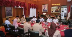 Bupati Bogor bersama dengan PT KAI melakukan audiensi di Pendopo Bupati. (Sumber: Pemkab Bogor)