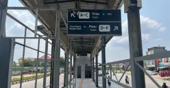Halte Bus Transjakarta di Cakung, Jakarta Timur, terbengkalai, Rabu, 15 Oktober 2025. (Sumber: Poskota/M. Tegar Jihad)