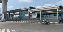 Situasi Halte Transjakarta Cakung, Jakarta Timur, terbengkalai, Rabu, 15 Oktober 2025. (Sumber: Poskota/M. Tegar Jihad)
