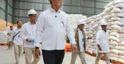 Potret Direktur Utama Perum Bulog, Ahmad Rizal Ramdhani (depan) saat berkunjung ke gudang Bulog di wilayah Ternate. (Sumber: Perum Bulog)
