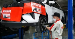Ilustrasi mekanik Auto2000 sedang melakukan perawatan rotasi ban untuk menjaga kondisi ban mobil. (Sumber: Dok Auto200)