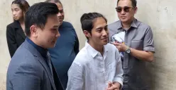 DJ Panda memenuhi panggilan penyidik Polda Metro Jaya, Senayan, Kebayoran Baru, Jakarta Selatan, Rabu, 15 Oktober 2025. (Sumber: Poskota/Ali Mansur)