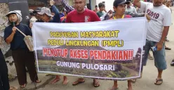 Puluhan warga dari Kecamatan Mandalawangi, Kabupaten Pandeglang, melakukan aksi penutupan jalur pendakian wisata Gunung Pulosari. (Sumber: Dok. Warga)