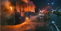 Kebakaran Bus Royaltrans di Kelapa Gading, Jakarta Utara mengarah ke Depo Cawang, Jakarta Timur, pada pada Selasa, 14 Oktober 2025. (Sumber: Istimewa)