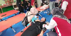 Kondisi siswi SMKN 1 Cisarua Bandung Barat mendapat perawatan intensif di aula kesehatan sekolah, Rabu 15 Oktober 2025. (Sumber: Poskota/Gatot Poedji Utomo)