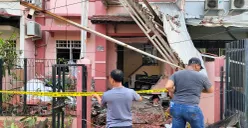 Petugas memasang garis polisi di lokasi ledakan gas LPG di Komplek Taman Palem, Cengkareng, Jakarta Barat, Rabu, 15 Oktober 2025. (Sumber: POSKOTA | Foto: Pandi Ramedhan)