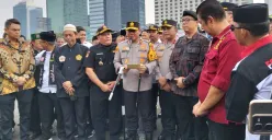 Ribuan anggota organisasi masyarakat (ormas) memadati Lapangan Markas Polda Metro Jaya, Senayan, Kebayoran Baru, Jkaarta Selatan, Rabu, 15 Oktober 2025. (Sumber: Poskota/Ali Mansur)