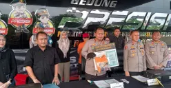 Kapolres Metro Bekasi Kota, Kombespol Kusumo Wahyu Bintoro bersama jajarannya menunjukkan barang bukti tindakan pencabulan seorang paman kepada keponakannya. (Sumber: Dok Humas Polres Bekasi)