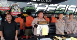 Kapolres Metro Bekasi Kota, Kombes Pol Kusumo Wahyu Bintoro bersama jajarannya menunjukkan barang bukti kasus pencurian baterai tower BTS milik Telkomsel. (Sumber: Dok Humas Polres Bekasi Kota)