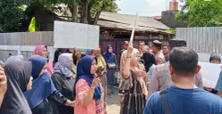 Warga Kavling Mawar Indah, Kelurahan Kali Baru, Kecamatan Medan Satria, Kota Bekasi melakukan aksi unjuk rasa menolak eksekusi lahan pada Rabu, 15 Oktober 2025. (Sumber: POSKOTA | Foto: Nurpini Aulia Rapika)