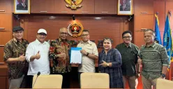 Ketua Umum PWI Pusat Akhmad Munir (tengah) menyerahkan SK Kepengurusan PWI Jakarta kepada Ketua PWI Jaya Kesit Budi Handoyo di Kantor PWI Pusat, Kebon Sirih, Jakarta Pusat, Rabu, 15 Oktober 2025. (Sumber: Dok. Istimewa)