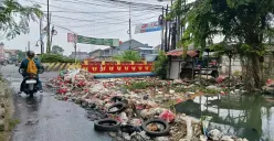 Tumpukan sampah menumpuk di Kali Jalan KH. Agus Salim, Kelurahan Karangsatria, Kecamatan Tambun Utara, Kabupaten Bekasi, Rabu 15 Oktober 2025. (Sumber: Poskota/Nurpini Aulia Rapika)